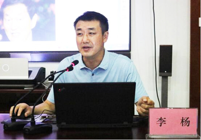 黨委委員、紀委書記、工會主席李楊對新員工進行廉潔從業(yè)教育